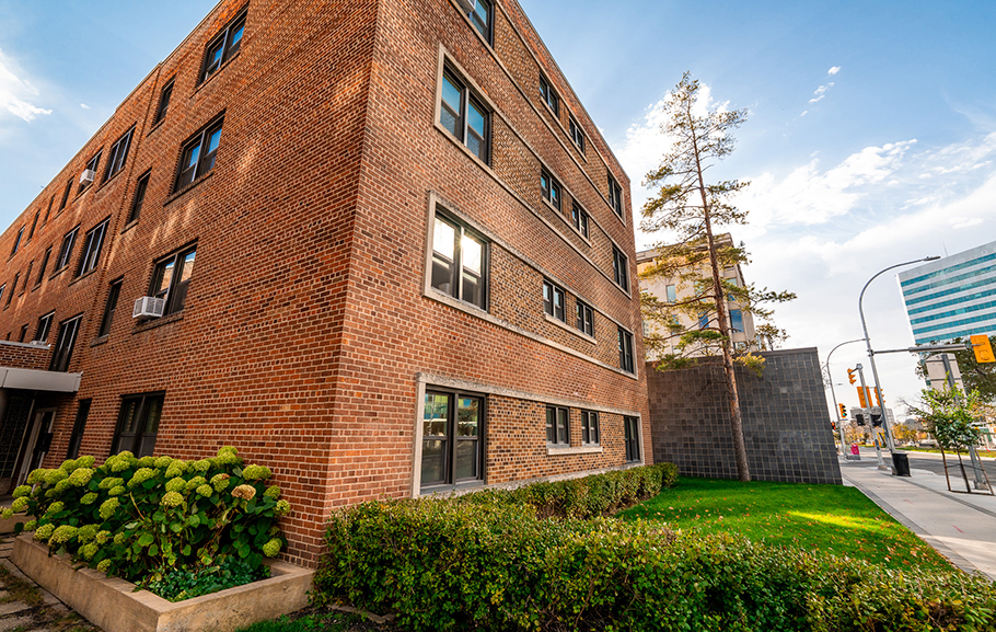 The Townhouse rental photo at 346 Broadway, Winnipeg, MB, R3C 0T2