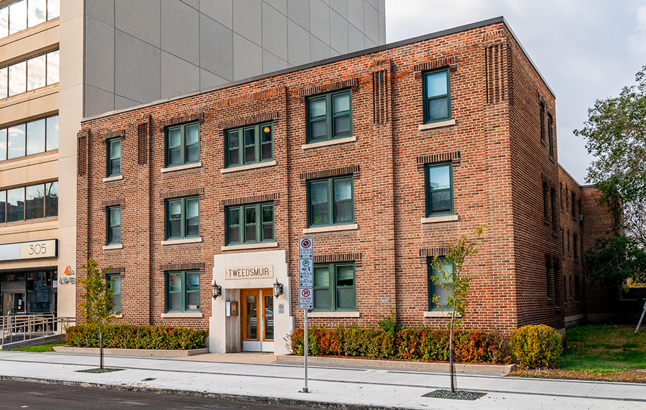 The Tweedsmuir rental photo at 301 Broadway, Winnipeg, MB, R3C 0R9