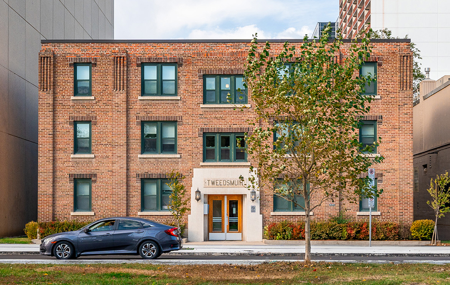 The Tweedsmuir rental photo at 301 Broadway, Winnipeg, MB, R3C 0R9
